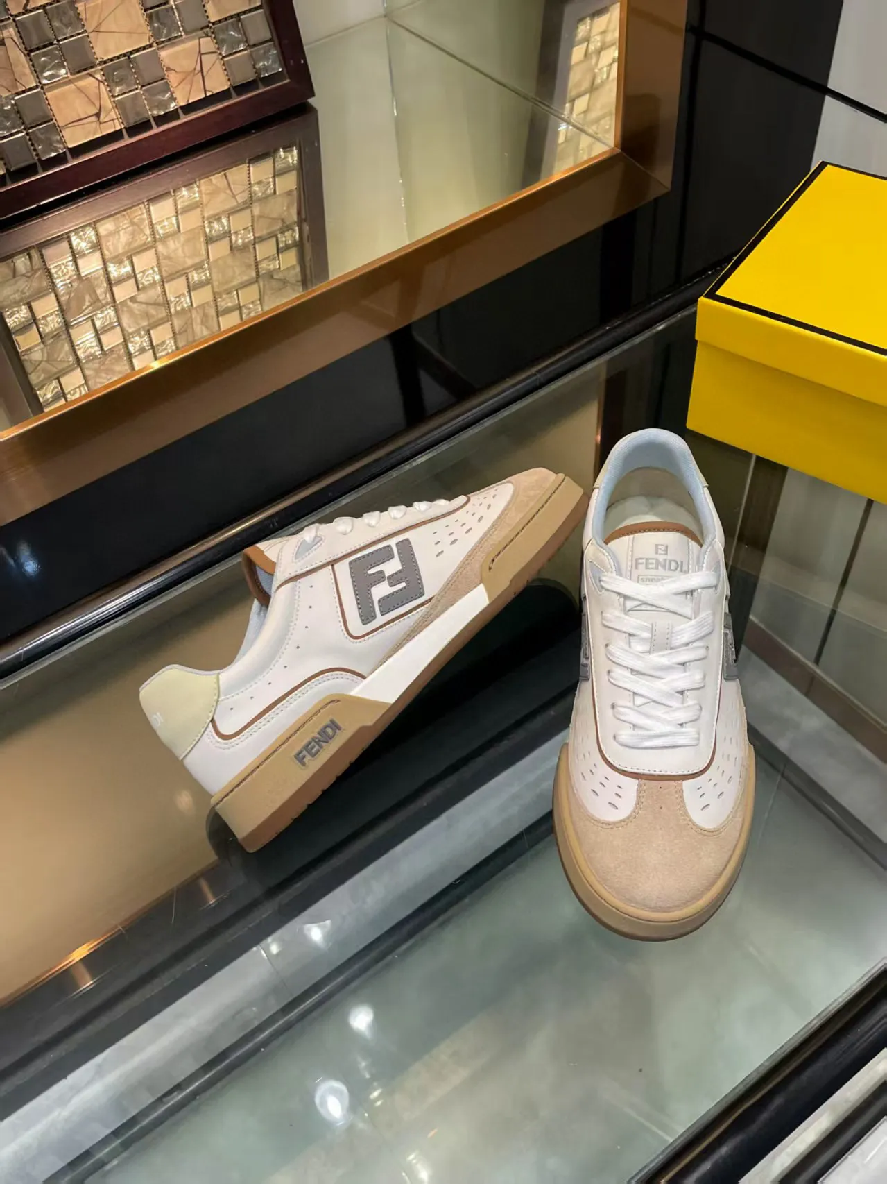Factory price: 600💰Top version for couples Fendi 2025 New Year Hot Series [Couples👫Casual Sports Shoes] FD match Original Purchased One to One Reproduction The first sports shoe fendi match created by designer Kim Jones and Donkey Brand Trainer basketball sneakers, fresh blood injected with FF retro design Super good-looking and versatile, the upper is made of cowhide and cowhide splicing combination, with raised double F on the side The logo lining is made of terry velvet ✔️ Super soft on the feet, lightweight, comfortable to match with sweatshirts, Fabric: Cowhide ➕ Cow color matching, Outsole: Original open mold multi-color color matching sole, Packaging: Original full set of packaging, Size: Women's 35-40 / Men's 38-44, customized 45